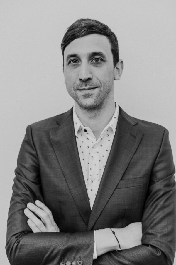 Luis Unceta Gómez 600x900